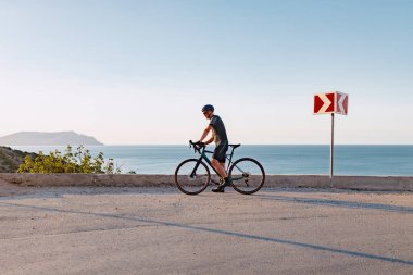 Dağ yolunda profesyonel bir bisiklet yarışçısı var.