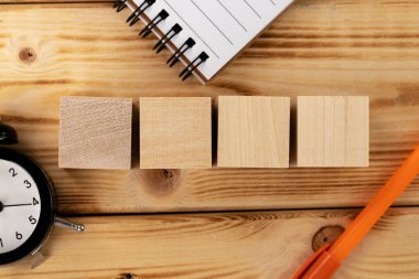 Ofis çalışma masasında tasarımınız için kopyalama alanı olan boş tahta küpler