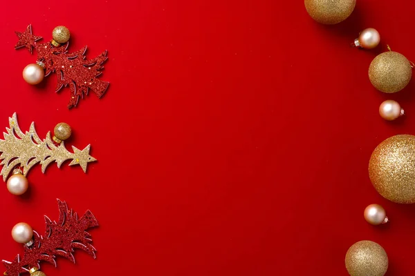 Red background with carved wooden Christmas trees — Stock Photo, Image