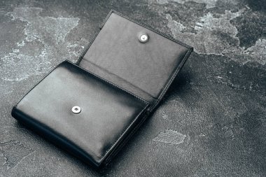 Koyu arkaplanda yeni siyah deri cüzdan