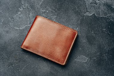 Koyu arkaplanda yeni kahverengi deri cüzdan