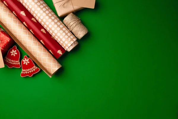 Balení role papíru pro vánoční dárky horní pohled — Stock fotografie