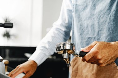 Tanımlanamayan adam kahve makinesinde kahve hazırlıyor.