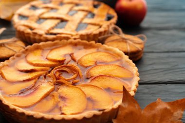 Tahta masada Şükran Günü kutlaması için elmalı turta.