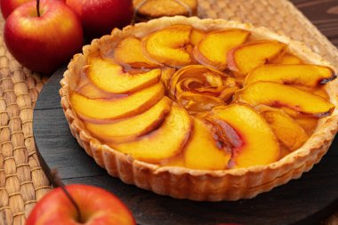 Tahta masada Şükran Günü kutlaması için elmalı turta.