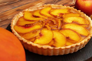 Tahta masada Şükran Günü kutlaması için elmalı turta.