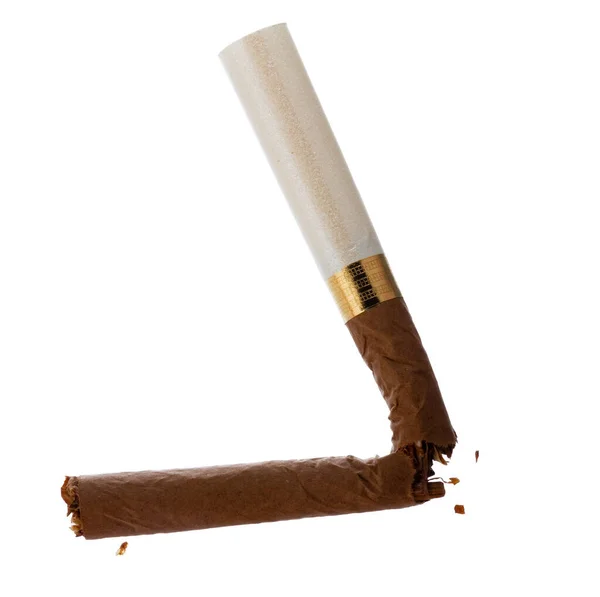 Розбита сигарета ізольована на білому тлі крупним планом — стокове фото