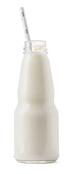 Glas Milch mit einem Strohhalm isoliert auf weiß — Stockfoto
