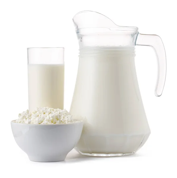 Świeże przetwory mleczne, mleko i sery wiejskie izolowane na białym — Zdjęcie stockowe
