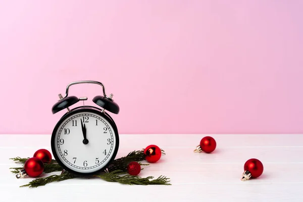 Concepto de cuenta atrás de Navidad y Año Nuevo con despertador — Foto de Stock