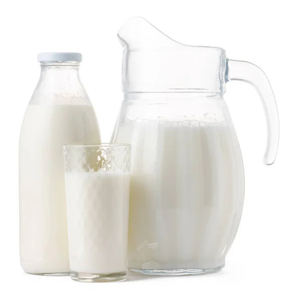 Fehér alapon izolált friss tejjel teli üvegáruk — Stock Fotó