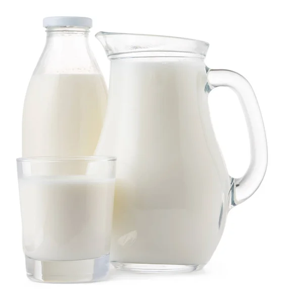 Gläser voll frischer Milch isoliert auf weiß — Stockfoto