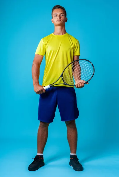 Retrato de estúdio completo de um jogador de tênis homem no fundo azul — Fotografia de Stock
