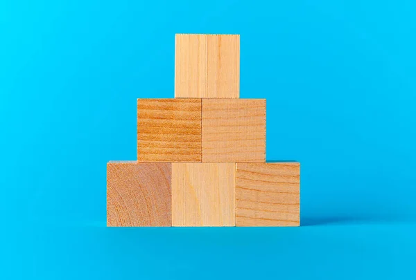 Blocos de madeira de brinquedo na vista frontal de fundo azul — Fotografia de Stock