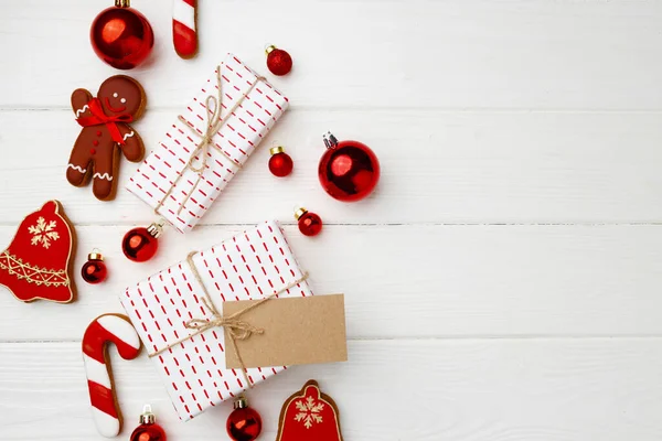 Presente de Natal e biscoitos de gengibre festivos em fundo de madeira — Fotografia de Stock