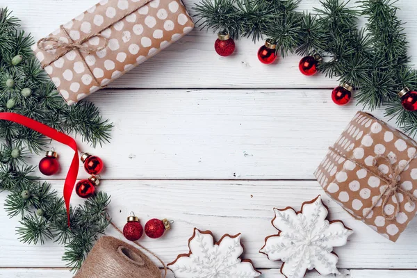 Fundo de madeira branco com ramos de coníferas e decorações de Natal — Fotografia de Stock
