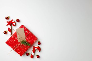 Süslü Noel hediyesi ve zencefilli kurabiye manzarası