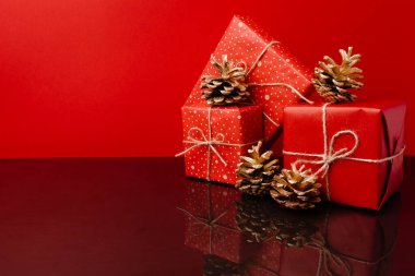 Bir sürü Noel hediyesi paketlenmiş.