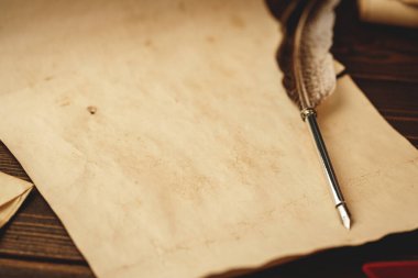 Tüy dolma kalemini yıpranmış kağıda yakın tut.