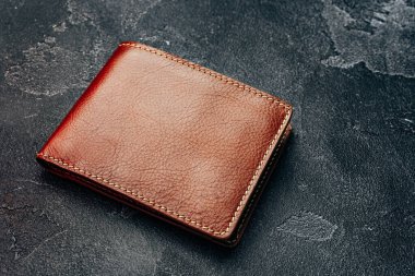 Koyu arkaplanda yeni kahverengi deri cüzdan