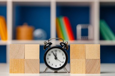 Ofis çalışma masasında tasarımınız için kopyalama alanı olan boş tahta küpler