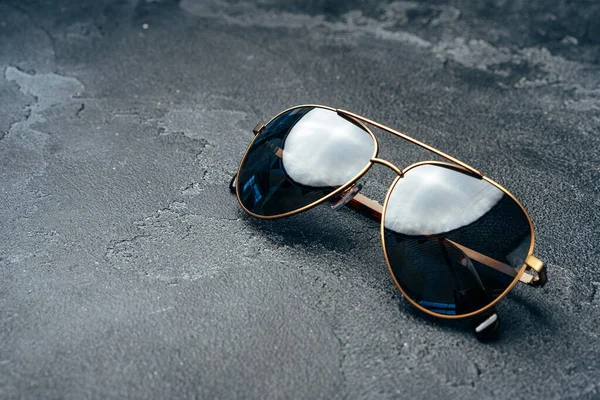 Нові окуляри темного авіатора на сірому бетонному фоні — стокове фото