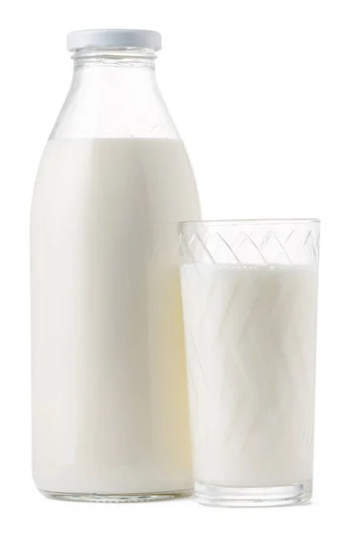 유리 병과 신선 한 우유 한 컵을 따로 떼어 놓는다 — 스톡 사진