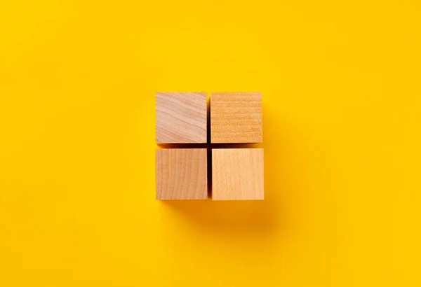 Vista superior de cubos de madeira em amarelo — Fotografia de Stock