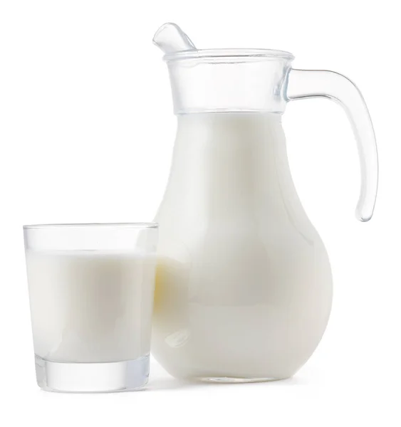 玻璃瓶和一杯分离的鲜牛奶 — 图库照片