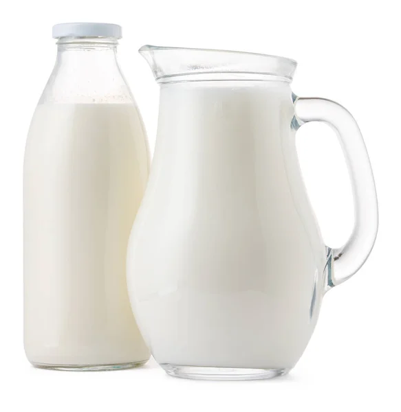 Gläser voll frischer Milch isoliert auf weiß — Stockfoto