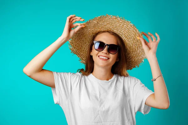 Jeune femme souriante portant un chapeau de paille et des lunettes de soleil — Photo