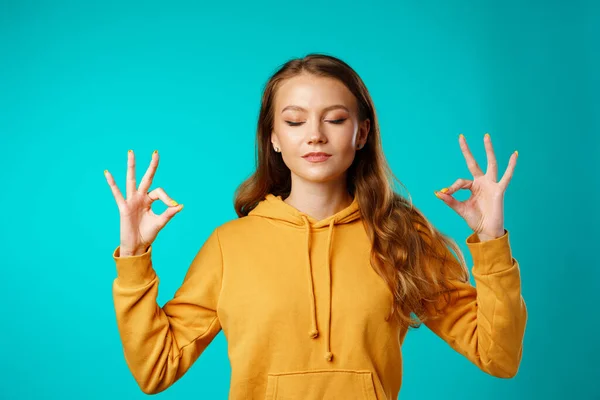 Ung kvinna mediterar med händerna i yoga gest — Stockfoto