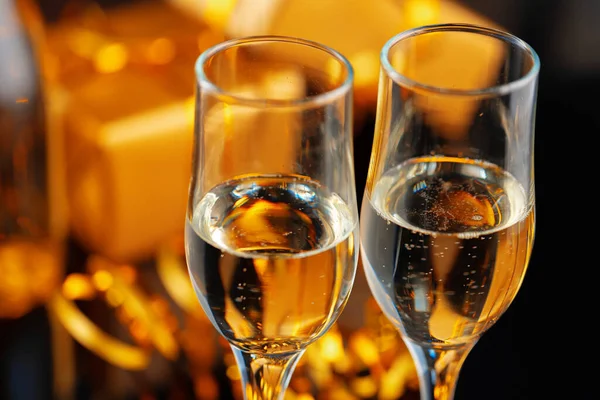 Champagne vetro su sfondo sfocato ghirlanda luci — Foto Stock