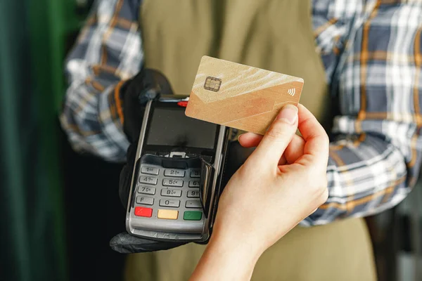 使用信用卡在咖啡店或商店使用无现金技术的终端付款的客户 — 图库照片