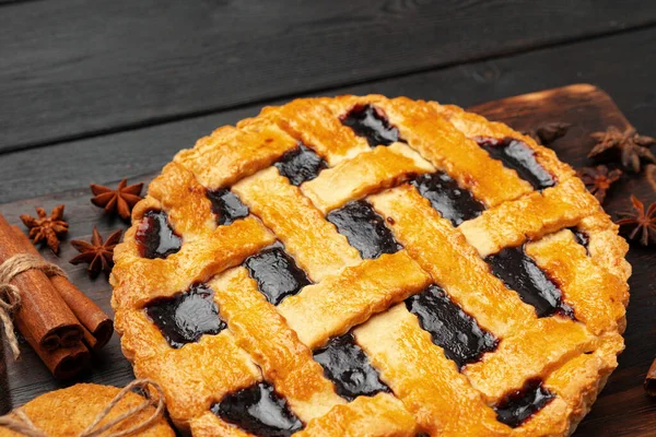 Close-up van zelfgemaakte traditionele zoete herfst framboos taart op houten tafel — Stockfoto