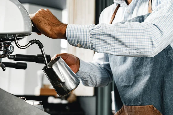 Oigenkännlig man barista förbereda kaffe på professionell kaffebryggare — Stockfoto