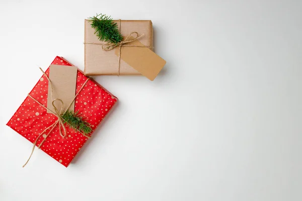 Karácsonyi ajándékok papír címke felső nézet — Stock Fotó