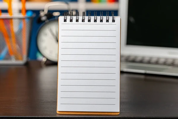 Ofis masasında kopyalama alanı olan boş bir not defteri aç — Stok fotoğraf