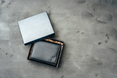 Gri beton arka planda siyah deri cüzdan