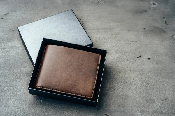 Koyu arkaplanda yeni kahverengi deri cüzdan