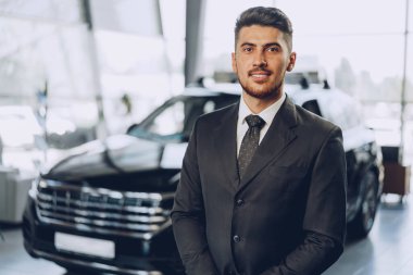 Dost canlısı, yakışıklı araba satıcısı.