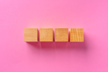 Pembe üzerinde oyuncak tahta blokların üst görüntüsü