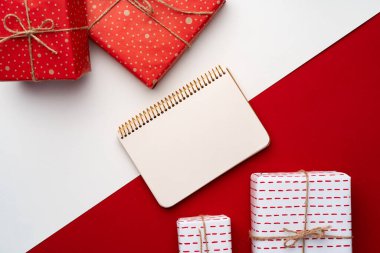 Noel hediyeli güzel kırmızı beyaz kompozisyon