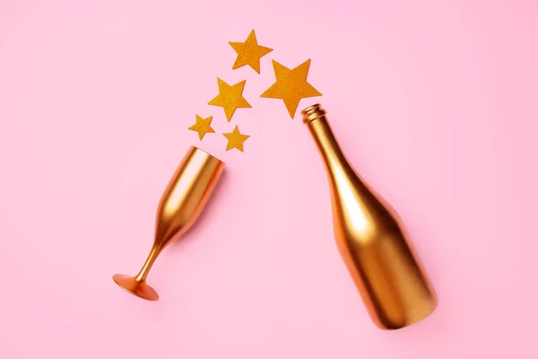 Champagnerflasche mit Konfetti flach liegend von oben — Stockfoto