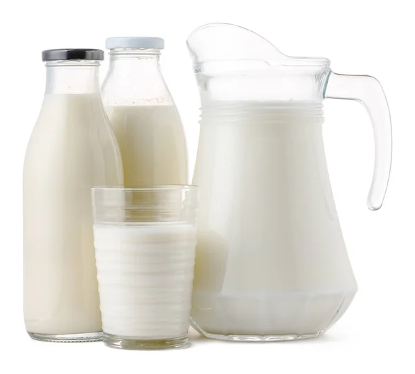 Gläser voll frischer Milch isoliert auf weiß — Stockfoto