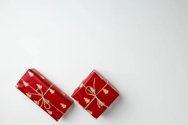 Κόκκινα κουτιά δώρου σε λευκό φόντο πάνω όψη — Φωτογραφία Αρχείου