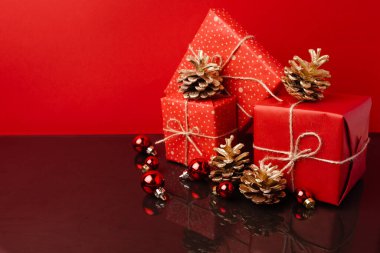 Bir sürü Noel hediyesi paketlenmiş.