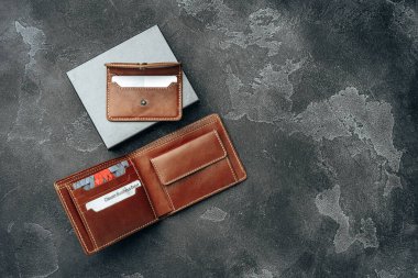 Koyu arkaplanda yeni kahverengi deri cüzdan