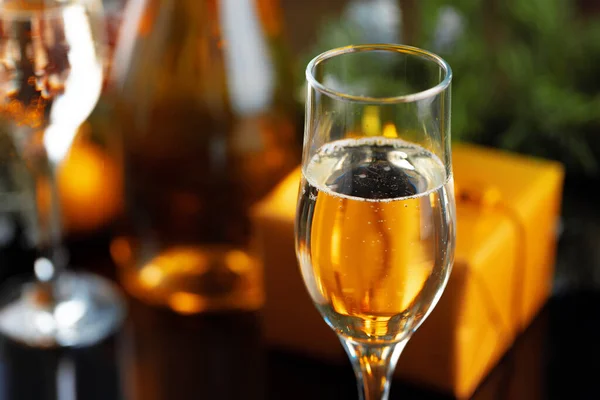 Champagne glas op wazig bloemenslinger verlichting achtergrond — Stockfoto