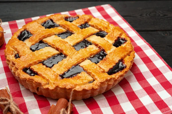Крупный план домашнего традиционного сладкого осеннего малинового пирога на деревянном столе — стоковое фото
